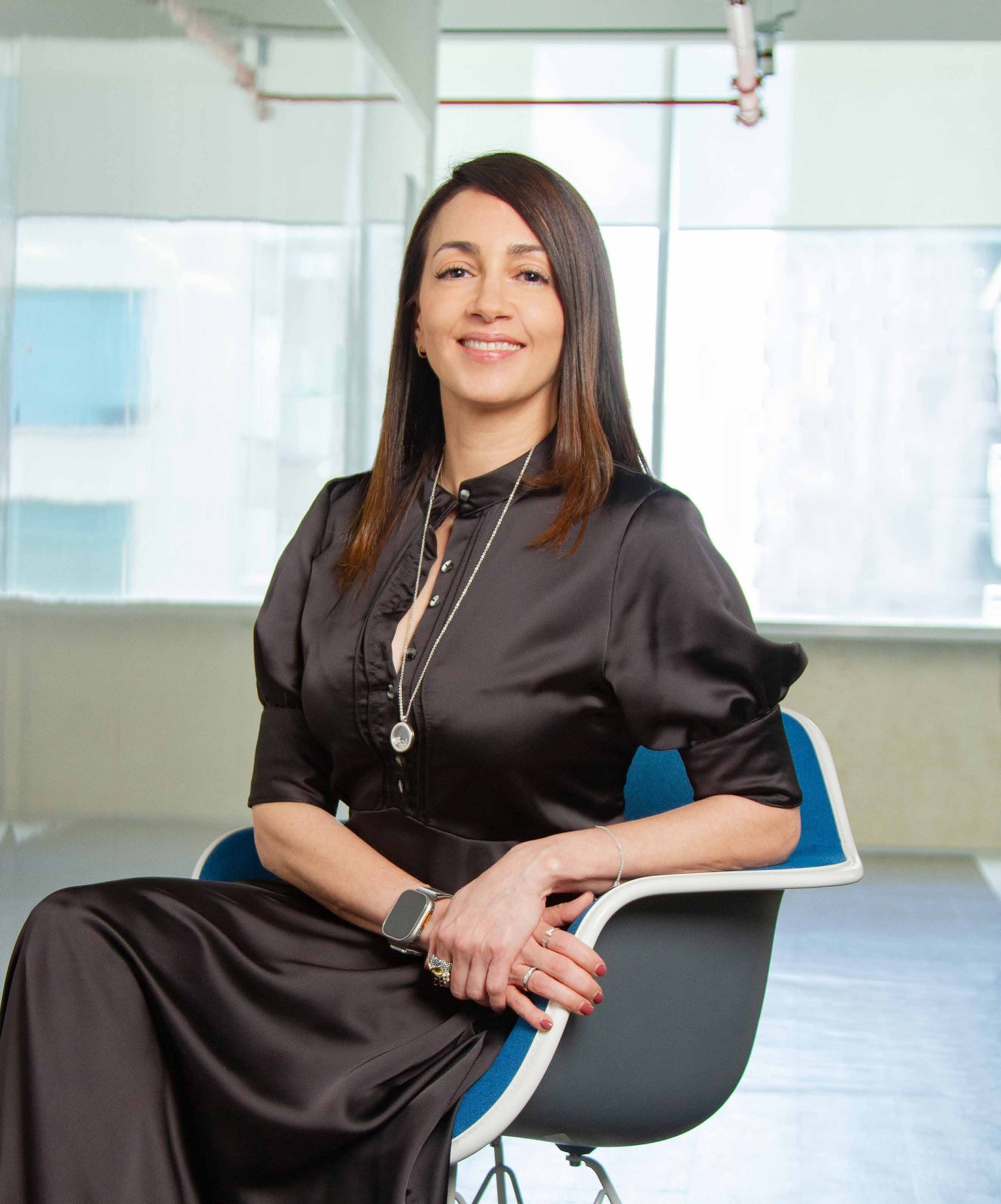 Vanessa Páez de pie en las oficinas de IPSEN México